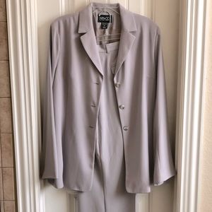 NY & CO. business pantsuit in grey. No tags, but never worn.